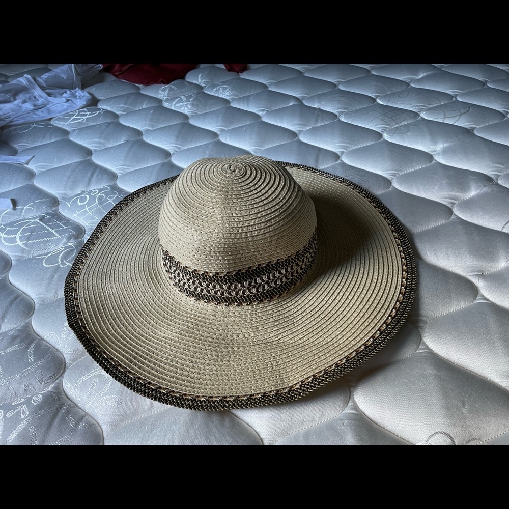 Wide Rim Summer Hat! - Picture 2 of 2